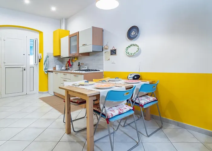 Guesthost - - Near The Station Apartment