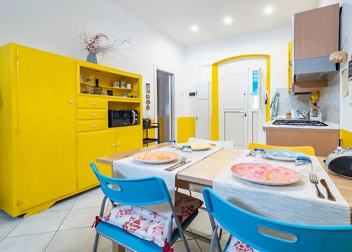 Guesthost - - Near The Station Apartment